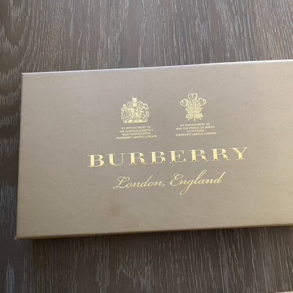 Burberry Tote and Matching Walet - Picture 13 of 14